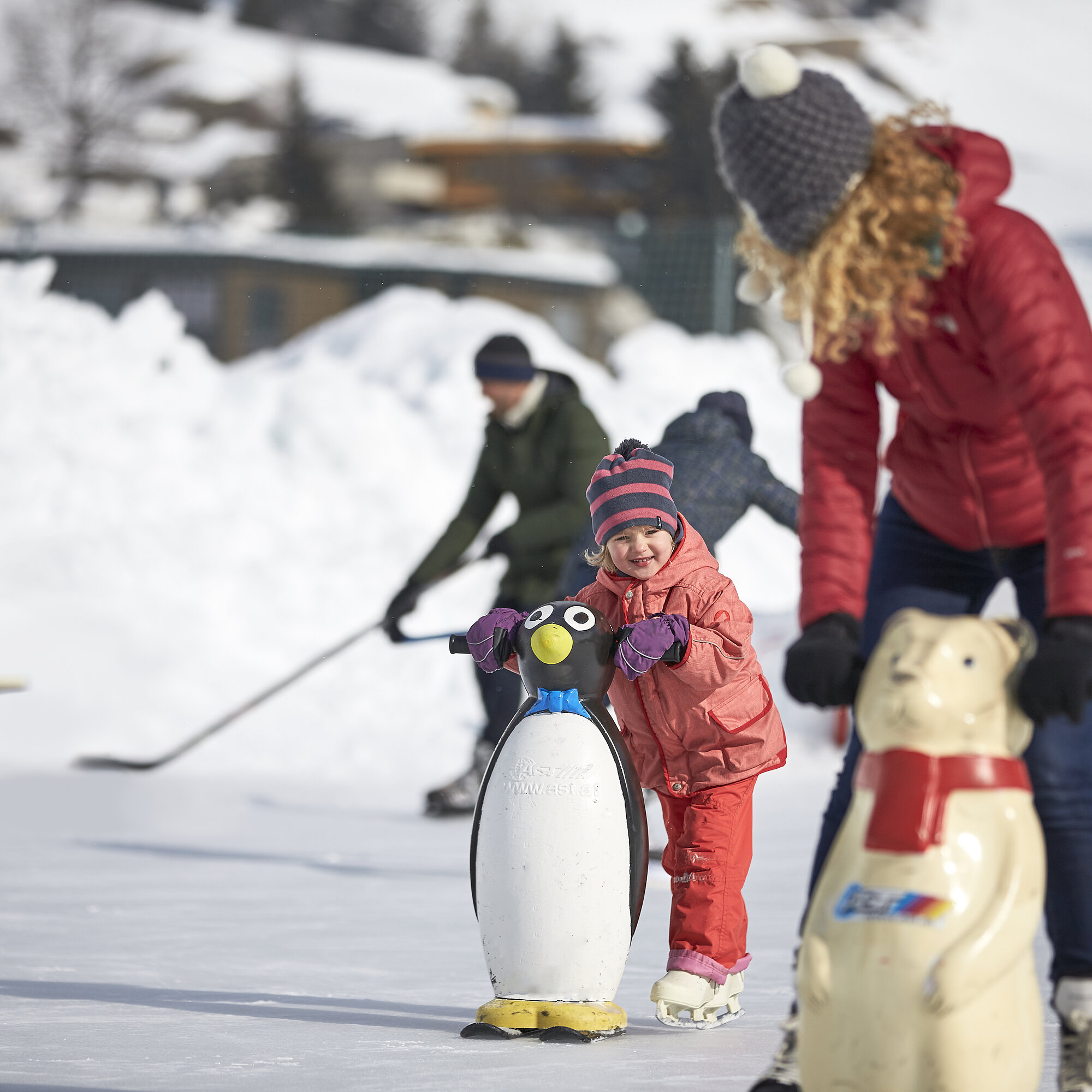 Familie beim Eislaufen in Ischgl