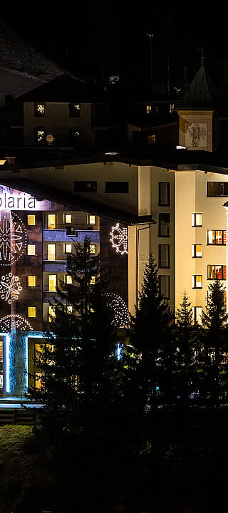 Außenansicht vom 4 Sterne Hotel Solaria Ischgl am Abend