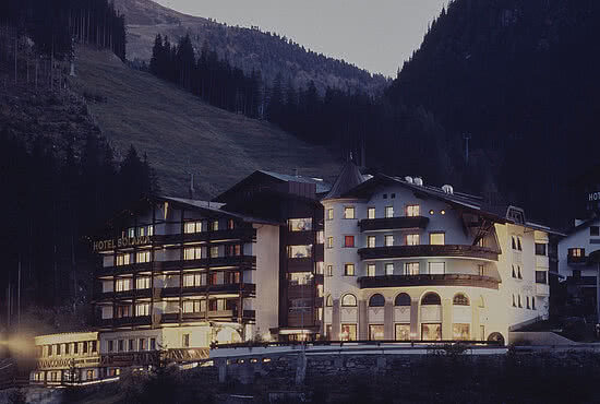 Außenansicht am Abend - Geschichte vom Hotel Solaria in Ischgl 