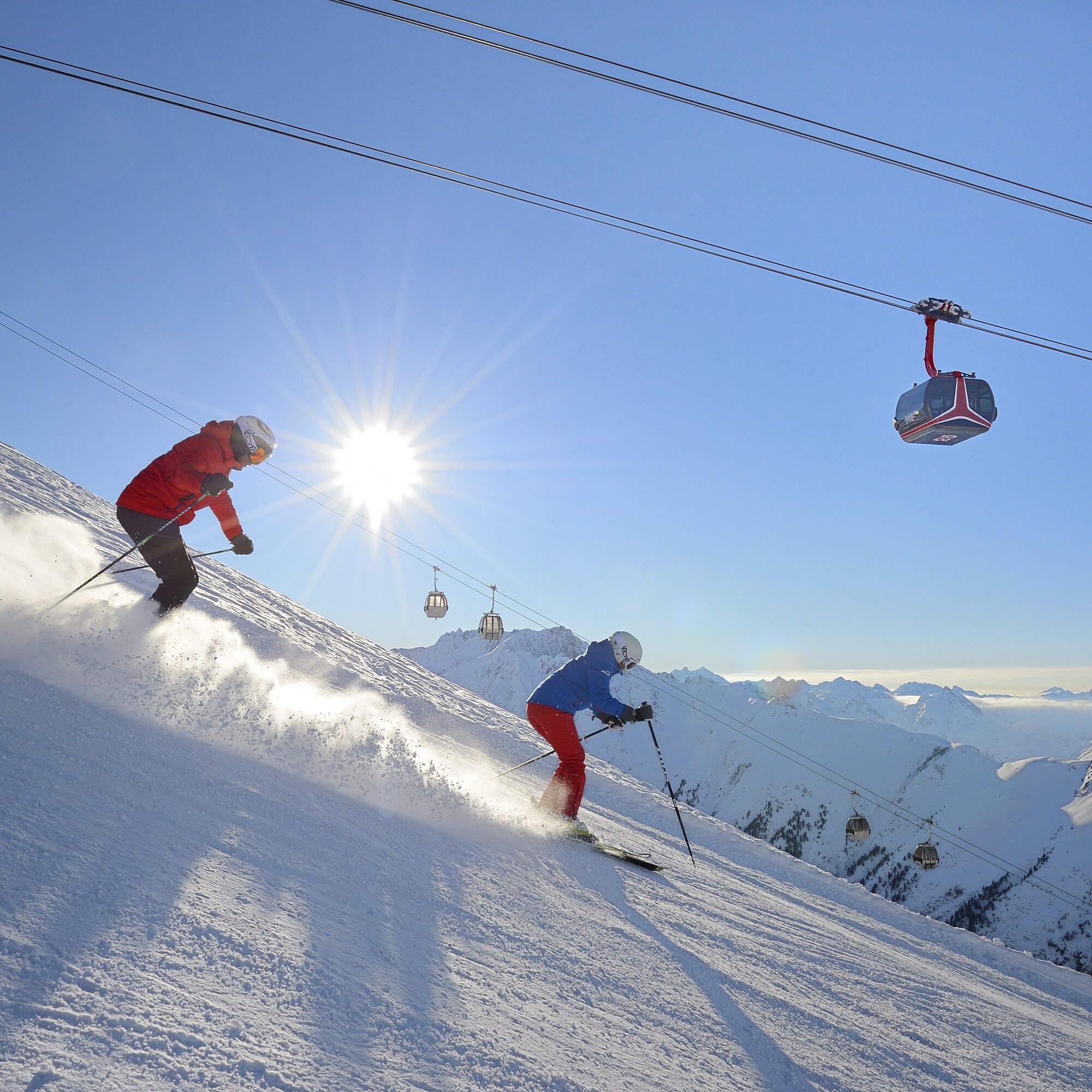 Skifahrer in den Winterferien in Ischgl