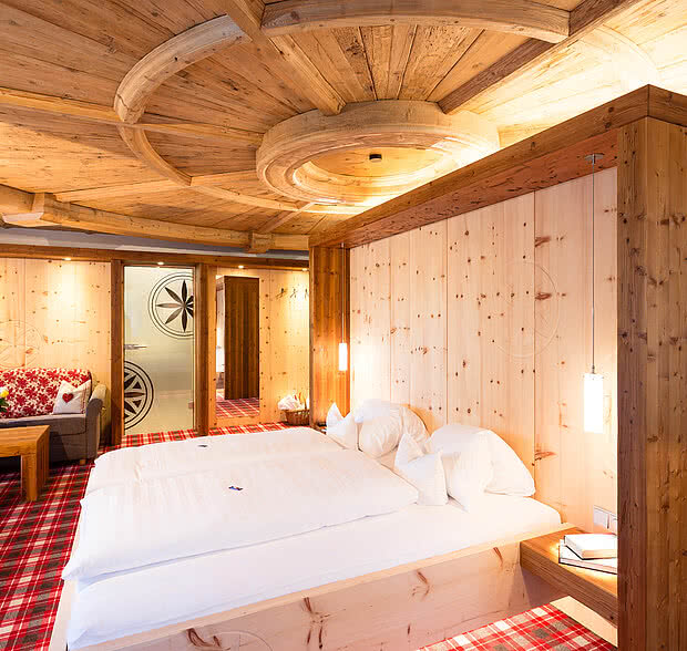 Bett im Doppelzimmer Arnika im Hotel Solaria in Ischgl Zentrum