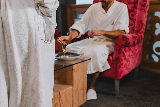 Detailaufnahme eines Mannes im Bademantel beim Lazy Tuesday des 4-Sterne-Hotels Solaria in Ischgl.