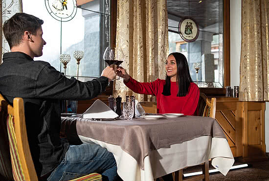 Paar beim Essen in Ischgl im Hotel Solaria