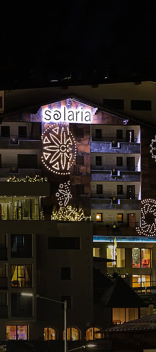 Außenansicht vom 4 Sterne Hotel Solaria Ischgl am Abend